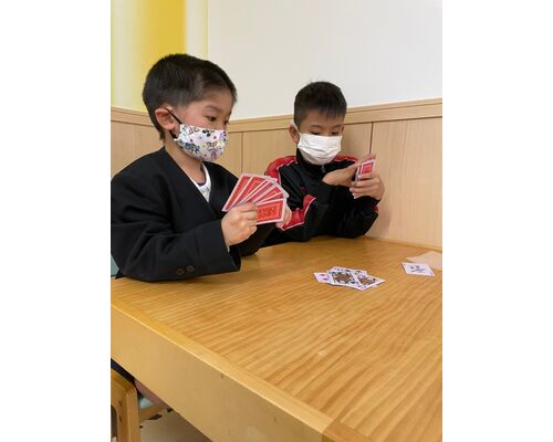 トランプをする子ども達