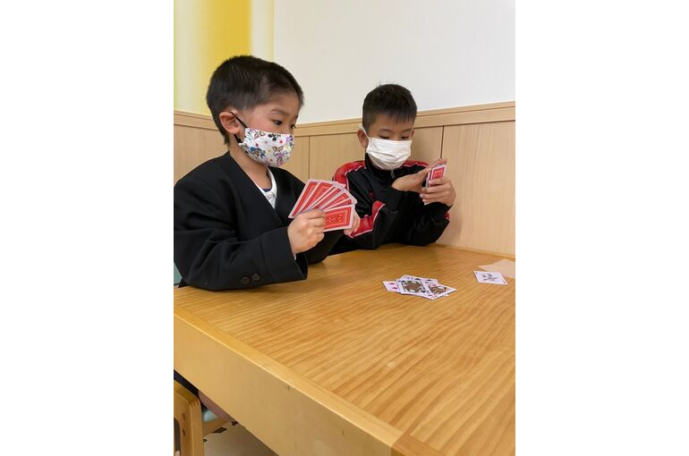 トランプをする子ども達
