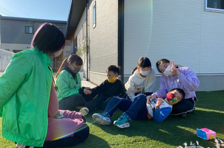 ゆりな先生と外で過ごす子どもたち