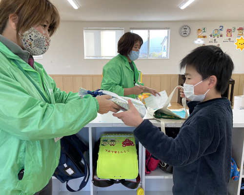 プレゼントを受け取る様子
