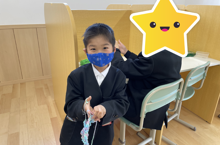 毛糸でマフラーを編む姿
