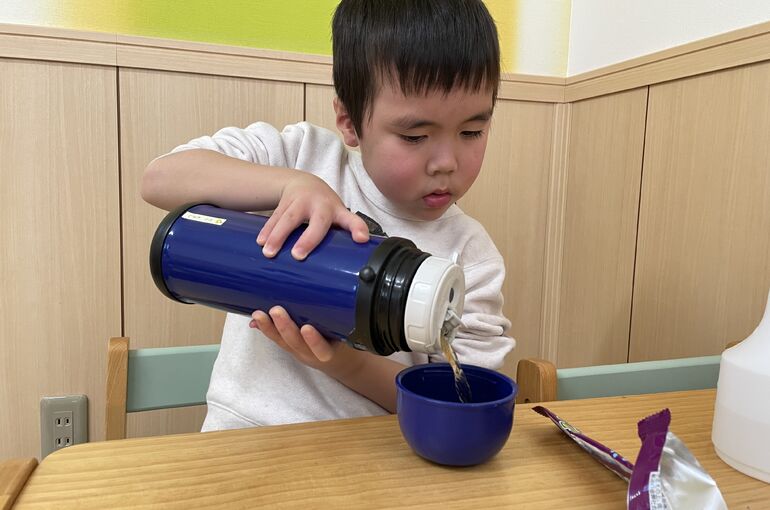 コップに飲み物を入れる姿