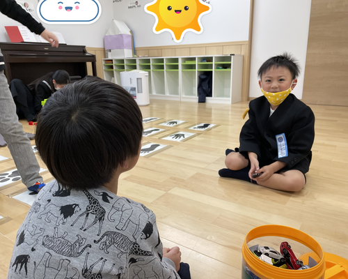 トミカで遊ぶ子ども達