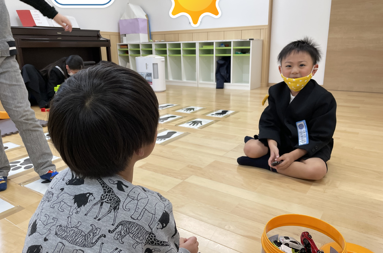 トミカで遊ぶ子ども達