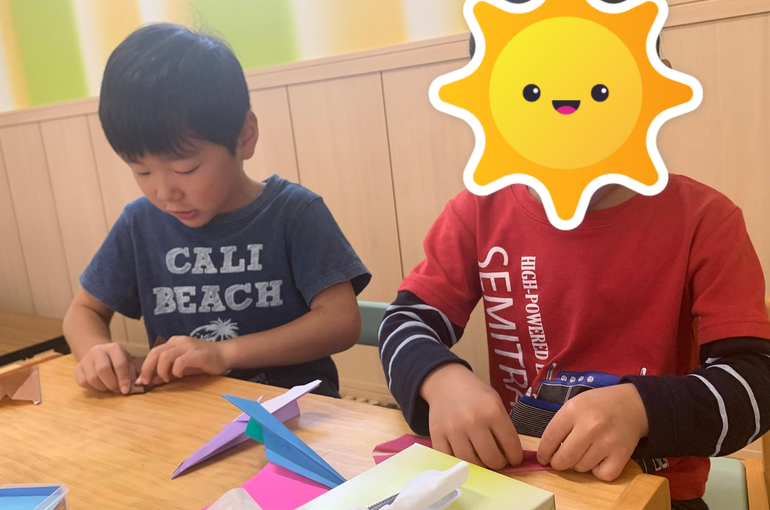 折り紙をする子ども達