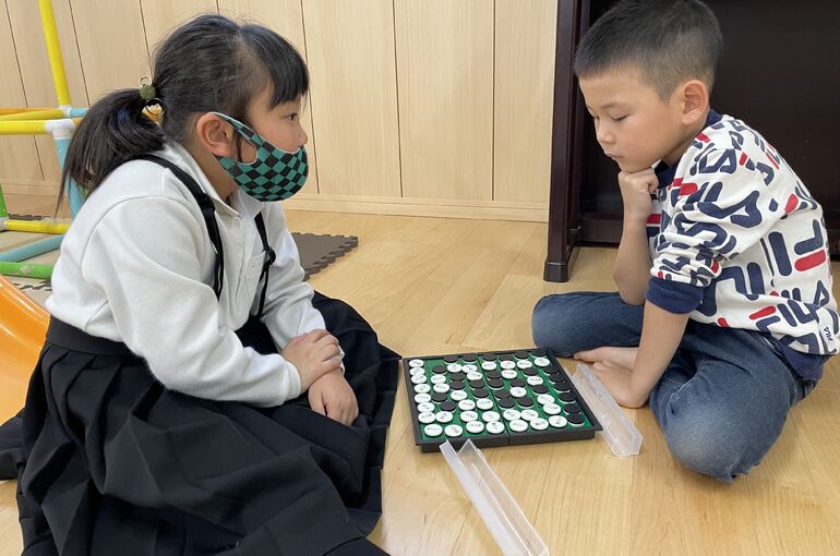 オセロをする子ども達
