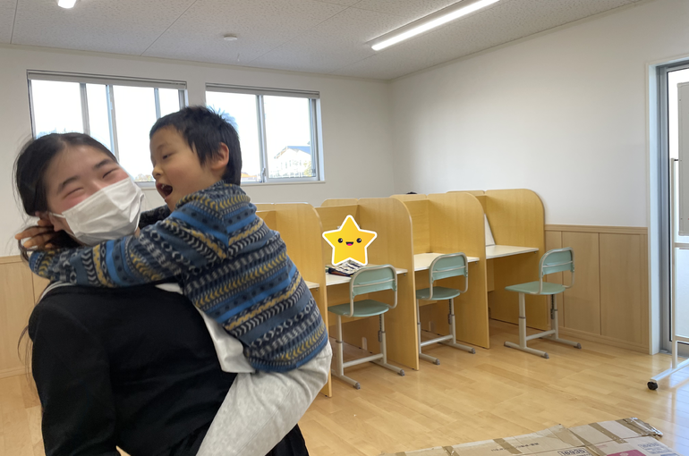抱っこ遊ぶ様子